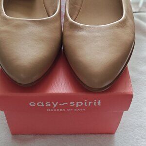 NEW EASY SPIRIT BEIGE SMALL HEEL SIZE 10 WW